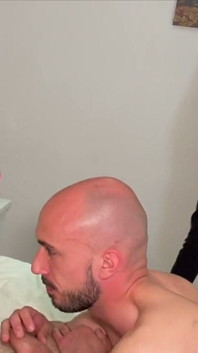 Max follado por Jess delante de su colega