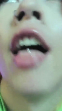 巨大的达芙妮哈文在吃掉他之前和她的小人玩得很开心