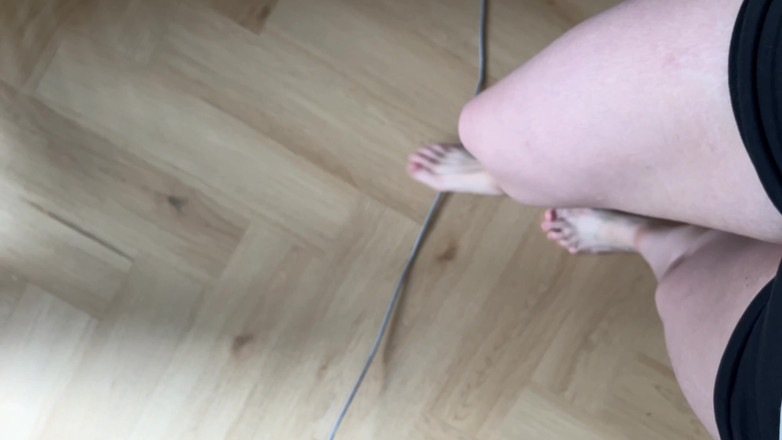 Feet: 슬리퍼를 신고 맨발로 아파트에서 걷기
