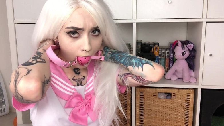 Eva Barbie: Fată drăguță tatuată care se masturbează