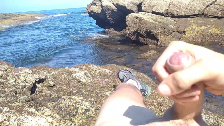 Elvissc: Szarpanie wielkiego twardego kutasa z widokiem na morze w Beach...