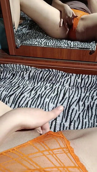 आईने के सामने घर का बना हस्तमैथुन बिना उसकी पैंटी उतारे