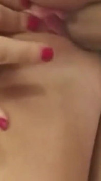 La bionda si sditalina il culo e succhia un cazzo gocciolante bagnato