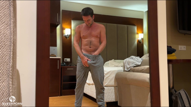 bleshporn: Tim Blesh exhibe sa bite dans la chambre d’hôtel