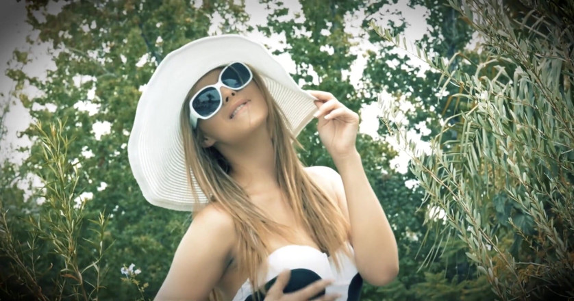 CBD Media: Teen modelka je natočena při hraní se svou kundičkou u...