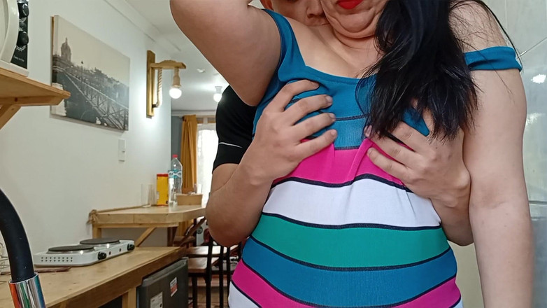 BBW Kelly Mom: 我受不了！我性感的大屁股继母戏弄我，我在柜台上操了她