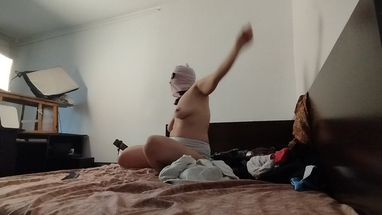 Amateur_MS: Amateur vrouw heeft plezier bij het passen en snijden van...