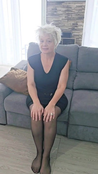 MILF (orta Yaşlı Kadın) Sofy Vibratörü Ile Oynuyor Ve Bu Yapay Penis Kedi Çok Islak