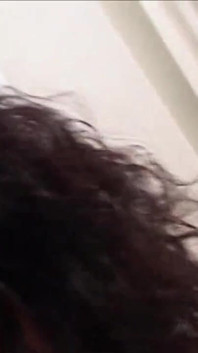 Coño peludo de la jovencita sexy fue follado y su cara cremada