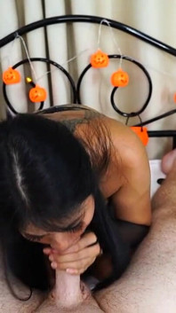 Une sorcière thaïlandaise sexy suce une bite