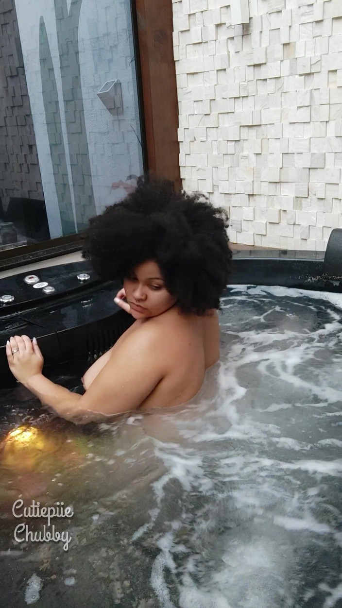 Cutiepiie Chubby: Distracție în cada cu fundul mare și bbw