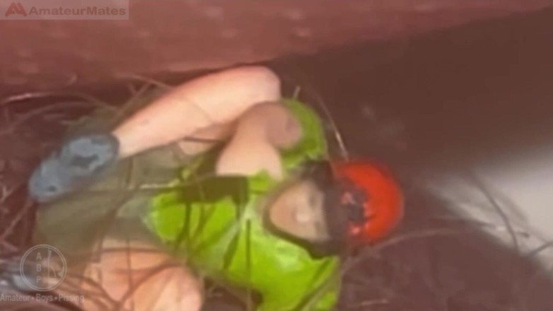 AmateurBoysPissing: Drobní paraziti chytili Julesovo péro! Podívejte se, jak se jich...