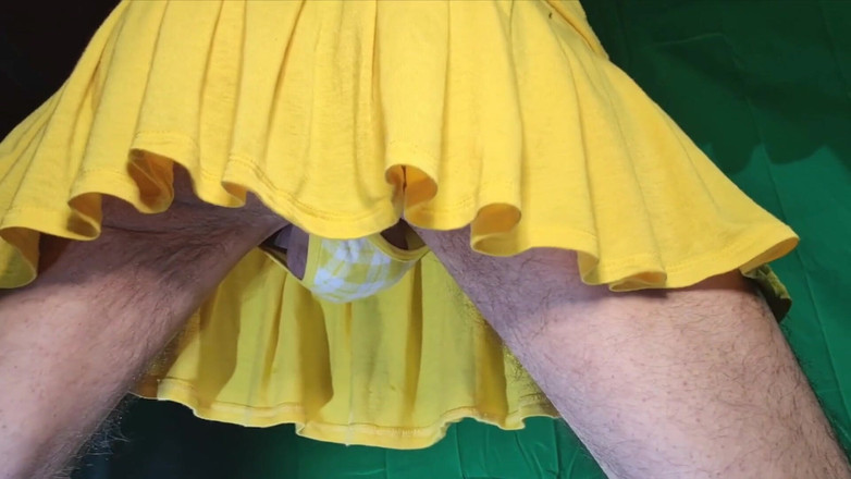 HeIsSooThin: Tanguita a Cuadros Amarillo Con Minifalda Amarilla