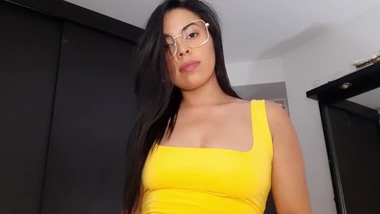 Latinascachondas: एकल लैटिना बेब अपना शरीर दिखाती है