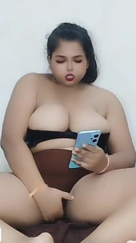 Awek Kolej India Niharik berbual dengan teman lelaki