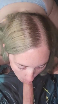 Frumoasă mamă sexy amatoare în lenjerie intimă suge pula pentru o ejaculare facială