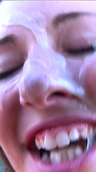 Nora lângă râu