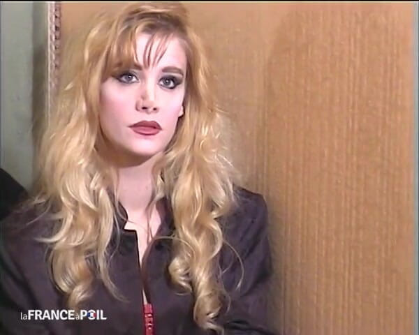French Family Secrets: Une sublime bimbo pour 4 bonnes queues.