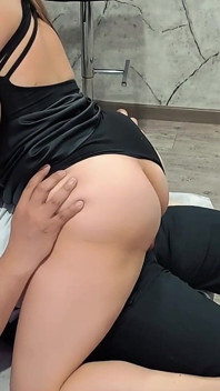 Minha Esposa Latina MILF Fantasia Com O Garçom E Me Pede Para Gozar Dentro Dela Antes De Se Dar Ao Oi