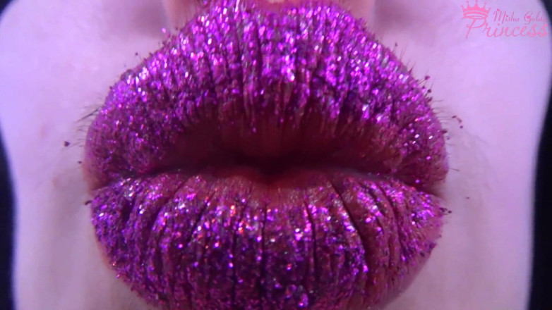 Goddess Misha Goldy: Luccicante rossetto viola provocante