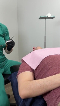 Sestřička Bunny kontroluje více úhlů zuby Dr. Kanada