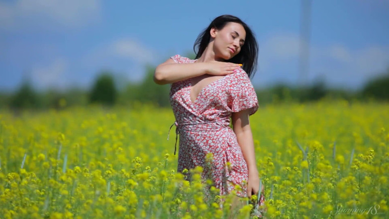 Stunning18: On the Meadow di Musim Panas