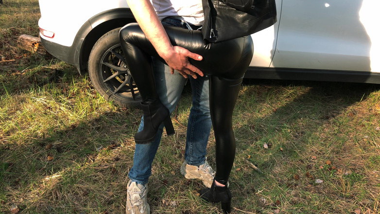 Myredfoxgirl: 情人从偷窥的眼睛中被带到森林里，性交很好