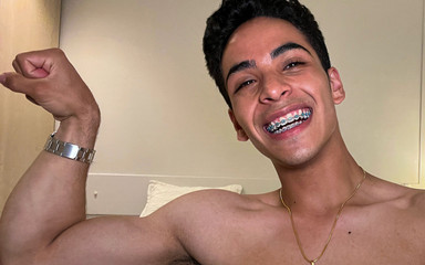 aodaboy: एपारमेंट टूर मेरी मांसपेशियों और फ्लेक्स दिखा रहा है