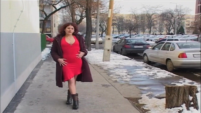 Piss Lover: Snowy Exhibicionista Muestra Coño Y Culo En Público