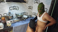 Hotty Mona: Yenge kocası görevdeyken kayınbiraderi ile labirent mutfağını sert sikiyor.