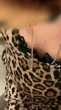 Der freche Mann trat im Kino als Prostituierte in Tokio auf
