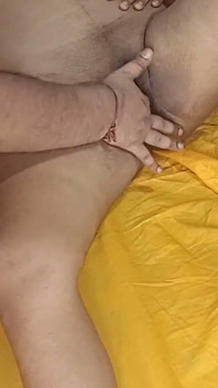 彼氏が彼女の指を深く突き、彼女は全身に潮を吹きかけます