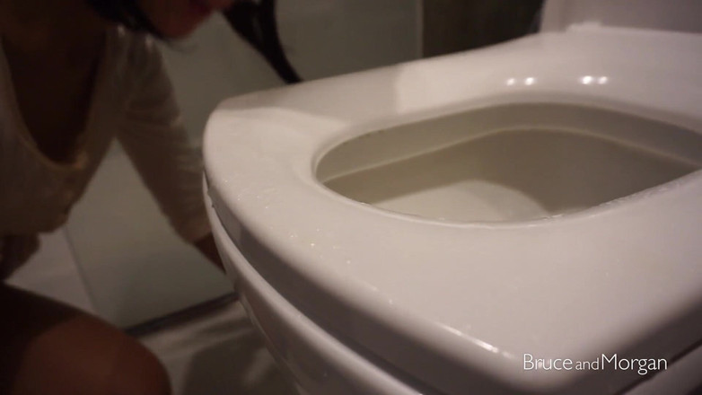 Bruce-and-Morgan: Léchage de pisse et de sperme dans la salle de...