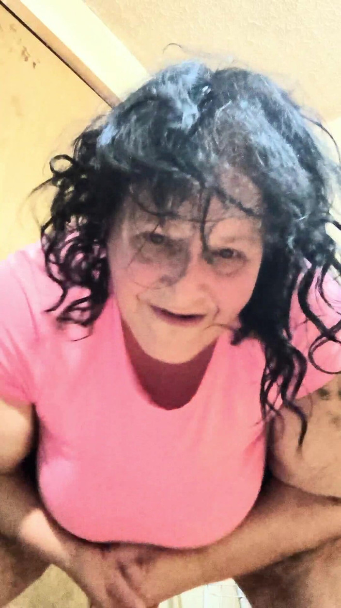 HerculesnVENUS: 彼らはドアを壊しそうになりました、今、彼女は床に潮吹きをしています