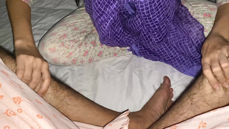 Desifilmy45: Mama vitregă punjabi s-a dezbrăcat în fața unui baba Dhongi pentru...