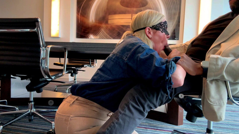 Flight Attendant Fiona: 자신의 회의실에서 승객을 만나는 Fa Fiona