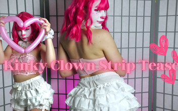 Babi Mochi: Telanjang badut nakal mengusik