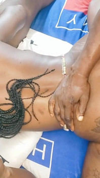 Trio MFM, une grosse bite noire africaine baise sa chatte mouillée et juteuse
