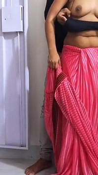 Indian Bhabi Ko Padosi Ne Mast Pela Jab Ghar Me Husband Nahi Tha