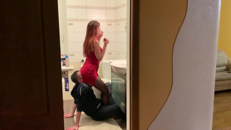 Petite Princesses Femdom: Maîtresse Sofi en robe rouge utilise un esclave sur une...