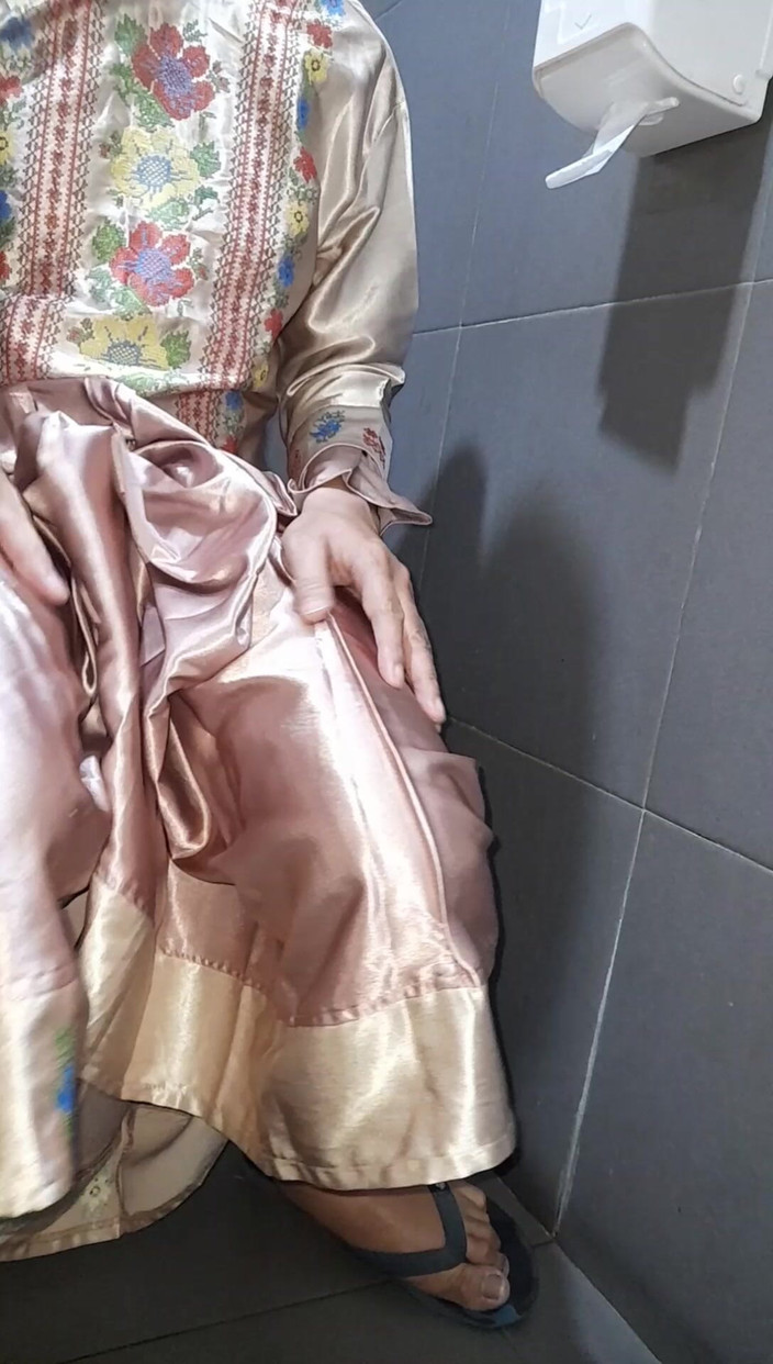 Naomisinka: Travestit care poartă satin set masturbare