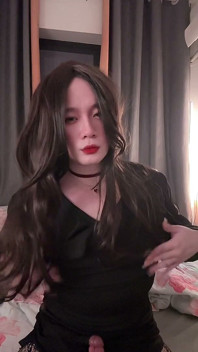 De supermooie ladyboy komt drie keer uit de melk in het bekertje