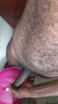 Sexy černé chlupaté tělo Obrovský penis