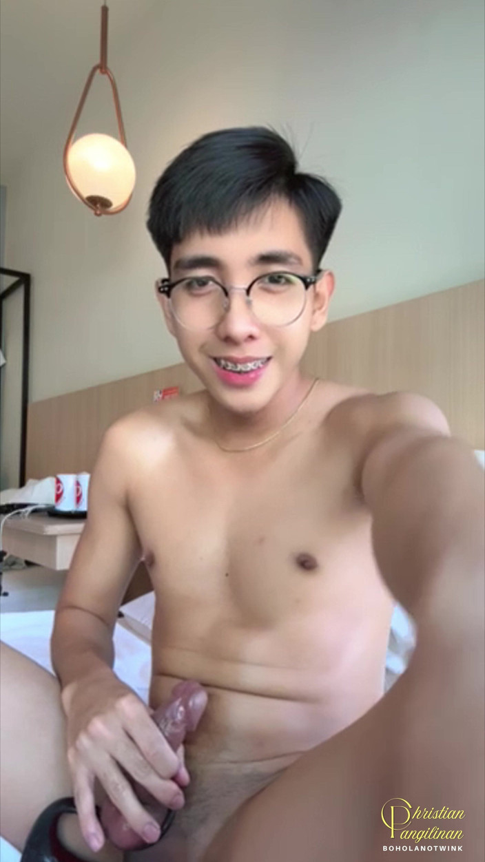 Christian Pangilinan: フィリピンの少年がオイルを塗ったボディ、ヌードのTikTokダンス、アナルのおもちゃで遊んでイくまで