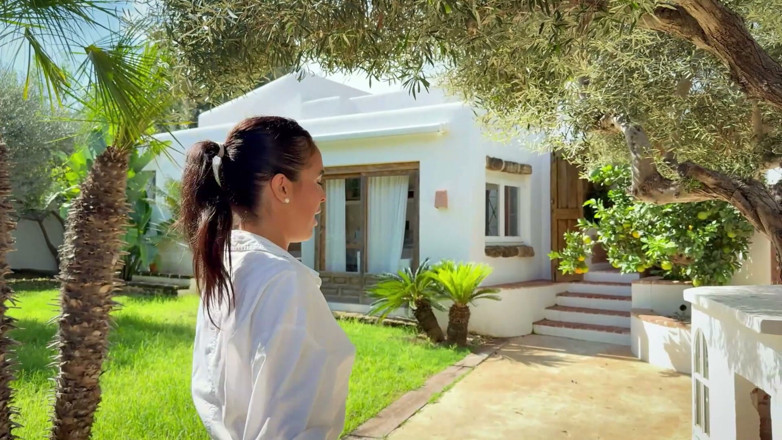 Latina Fetish: House Tour by Latina Wearing Pantyhose Turns Into a Bondage...