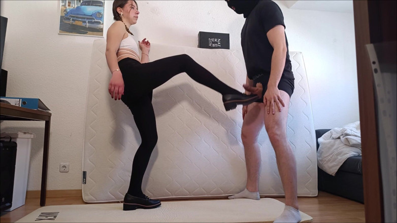 GermanBallsBusted: Duro ballbusting em sapatos de couro 30min