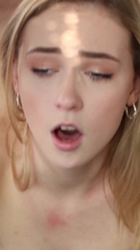 Blondine mit perfektem körper studiert mit dem großen schwanz ihres tutors