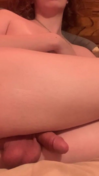 Twink kızıl saçlı vibratörden eller serbest boşalıyor