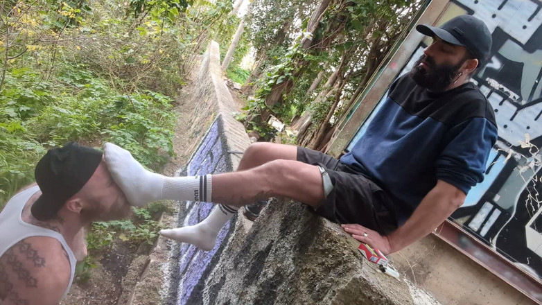 The Bearded Master: Ashtray, kencing &amp; kaki. Tuan berjangkit menggunakan bola sepak