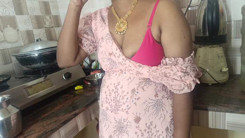 Laxi ammu: Домогосподарка на кухні, гарячий роман